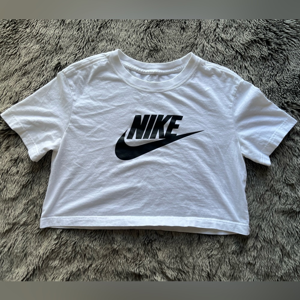 ✨2/25✨White Nike Cropped T-Shirt